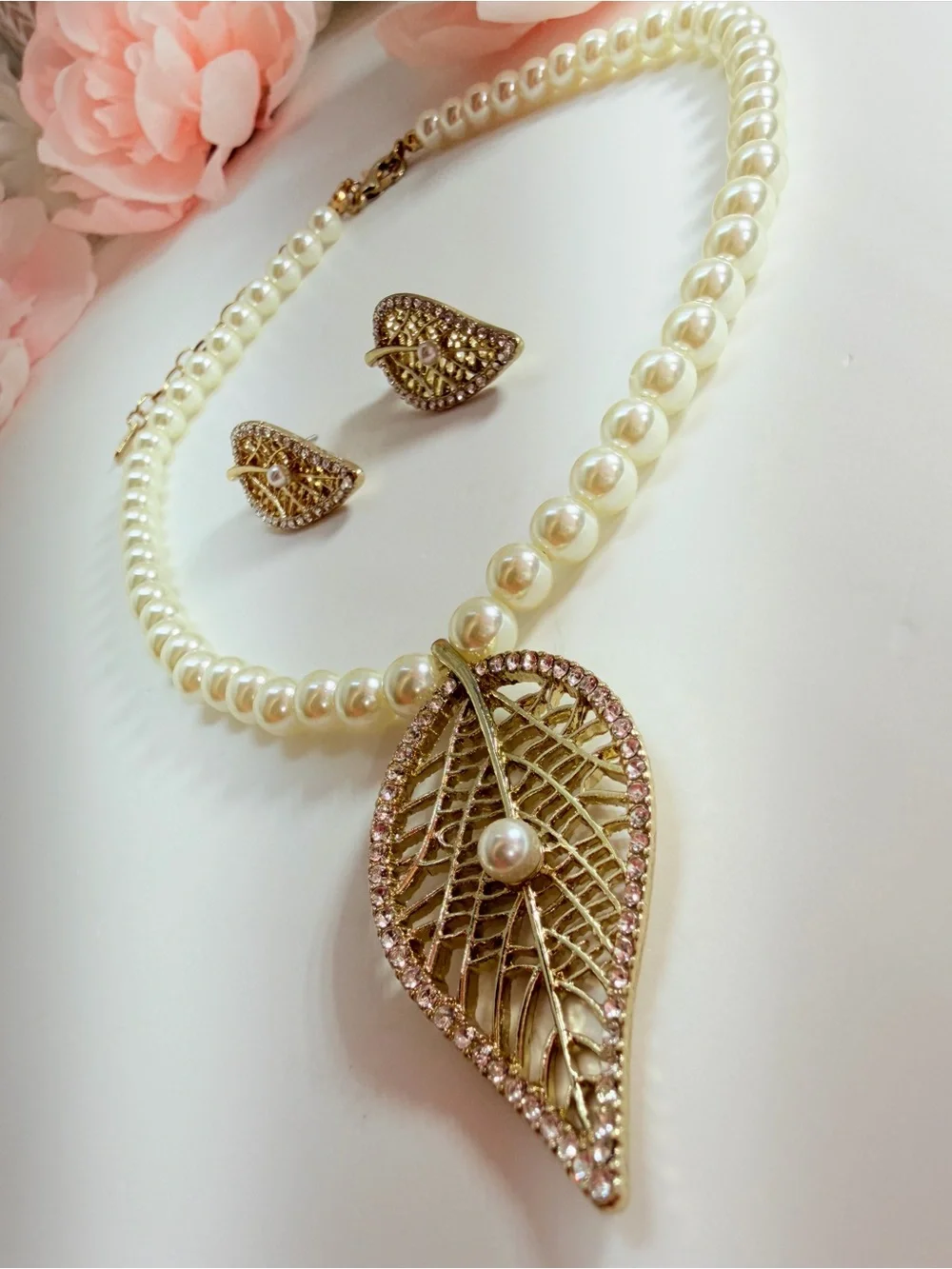 Elegant Pearl Necklace and Leaf Pendant Earring Set - Gold and Cream